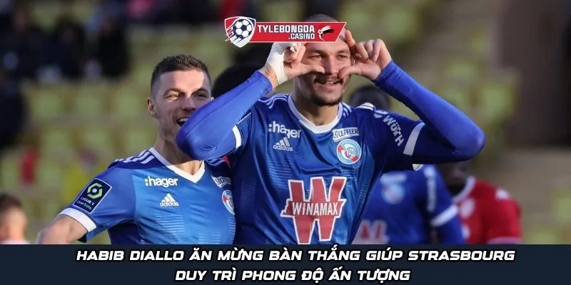 Habib Diallo ăn mừng bàn thắng giúp Strasbourg duy trì phong độ ấn tượng